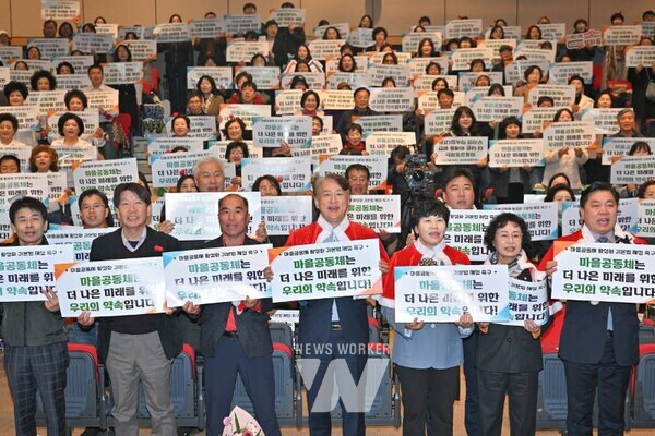 김이강 광주 서구청장이 17일 5·18기념문화센터에서 열린 ‘서구 마을공동체 성과공유회’에서 참석자들과 기념촬영을 하고 있다. /광주 서구 제공