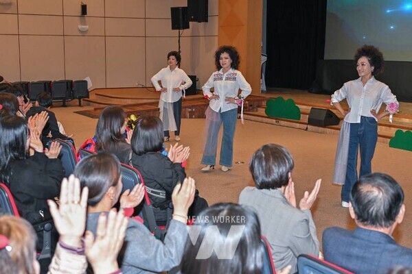 광주 서구(구청장 김이강)는 17일 5·18기념문화센터에서 마을활동가, 서구 주민 등이 참석한 가운데 ‘서구 마을공동체 성과공유회’를 개최했다. /광주 서구 제공