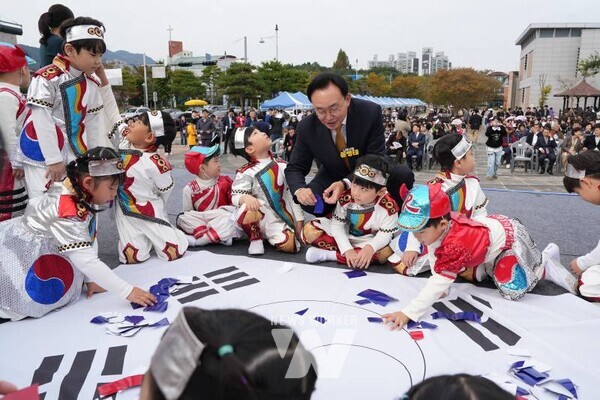 윤병태 나주시장이 10월 30일 나주학생독립운동의 정신을 되새기는 '제4회 나주시 태극기 거리 축제'에 참가해 어린이들과 함께 태극기 만들기 체험을 하고 있다.(사진 제공-나주시)