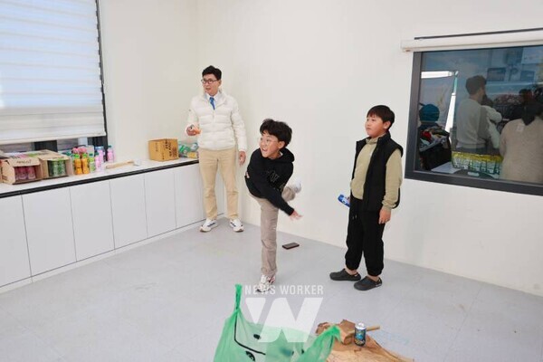 ‘에코스포츠 체험존’에서는 재활용 소재를 활용한 친환경 놀이 프로그램에 아이들이 참여하고 있다.