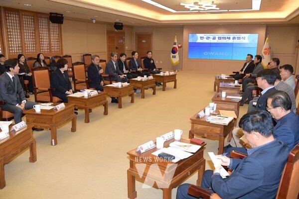 강기정 광주광역시장이 18일 오후 시청 비즈니스룸에서 열린 광주산정 공공주택지구사업의 원활한 추진을 위한 민·관·공 협의체 출범식에 참석하여 인사말을 하고 있다. /광주광역시 제공