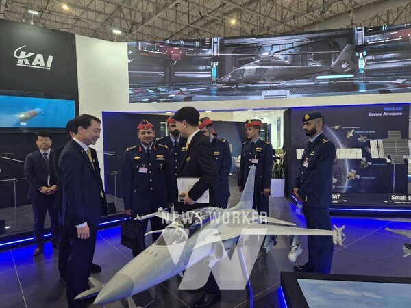 UAE 공군 공동개발위원장 KAI 부스 방문