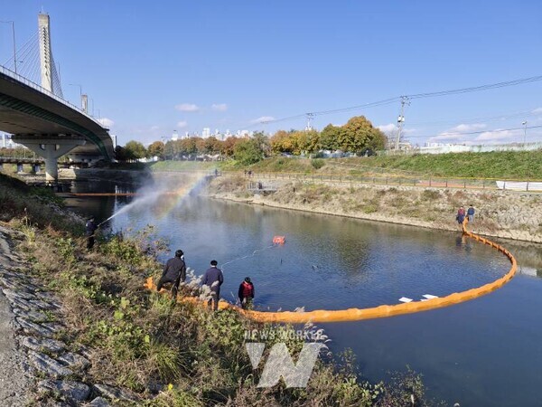 광주시 광산구(구청장 박병규)가 18일 풍영정천 일원에서 ‘수질오염사고 민관 합동 방제훈련’을 진행했다.