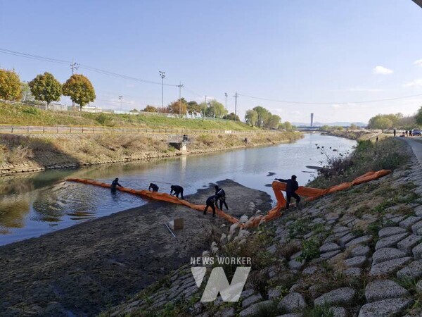 광주시 광산구(구청장 박병규)가 18일 풍영정천 일원에서 ‘수질오염사고 민관 합동 방제훈련’을 진행했다.
