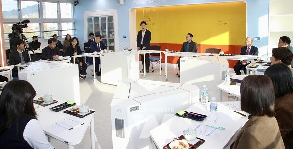 김대중 전남교육감과 해룡중학교 교육가족들이 ‘AI기반 교육과 인성교육 조화 방안’을 주제로 차담회를 하고 있다.