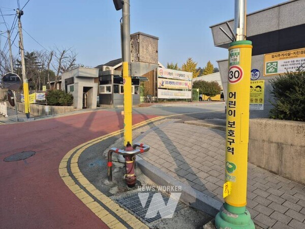 전남 함평군(군수 이상익)이 관내 공공시설물 542개소에 불법광고물 부착방지물을 설치하며 쾌적한 도시환경을 조성한다.