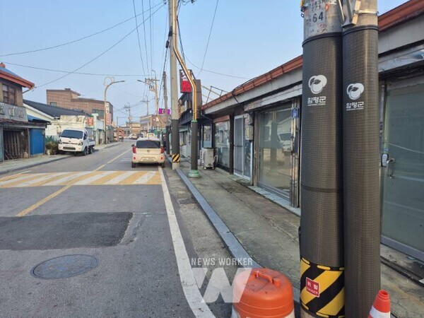 전남 함평군(군수 이상익)이 관내 공공시설물 542개소에 불법광고물 부착방지물을 설치하며 쾌적한 도시환경을 조성한다.