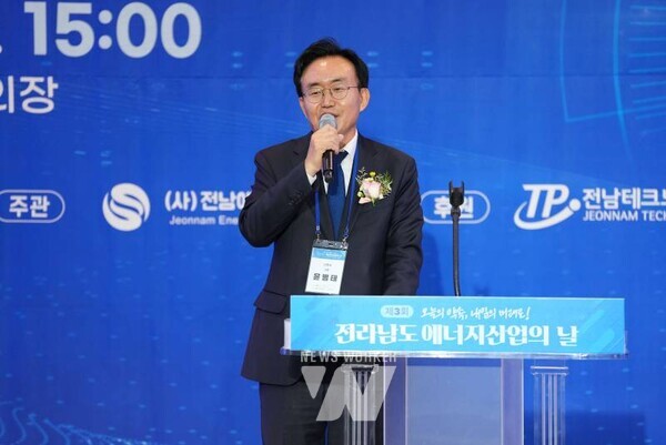 나주시가 지난 17일 한국에너지공과대학교에서 제3회 전남 에너지산업의 날 기념식을 개최했다.2. 윤병태 시장이 제3회 전남 에너지산업의 날 기념식에 참석해 인사말을 하고 있다.3. 윤병태 시장(오른쪽 두 번째)이 지역 에너지산업 경쟁력 강화에 기여한 3곳의 기업에 나주시장 표창을 수여했다.4. 제3회 전남 에너지산업의 날 기념식에 참석한 에너지기업과 기관들이 인공태양 유치를 기원하며 퍼포먼스를 펼치고 있다.(사진 제공-나주시)