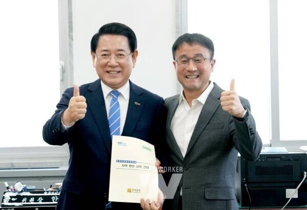 김영록 전라남도지사가 19일 서울 국회에서 한병도 국회 예산결산특별위원장과 면담을 갖고 2026년도 전남도 국고 핵심 사업 해결을 위한 건의 및 협조를 요청하고 있다.