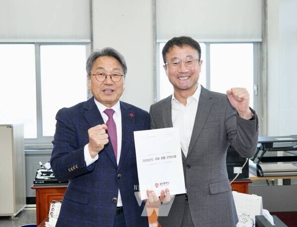 강기정 광주광역시장이 19일 국회를 방문해 한병도 예산결산위원장에게 '2026년도 광주시 핵심 국비 사업'의 필요성을 설명하고 내년도 예산에 추가 반영될 수 있도록 요청하고 있다. /광주광역시 제공