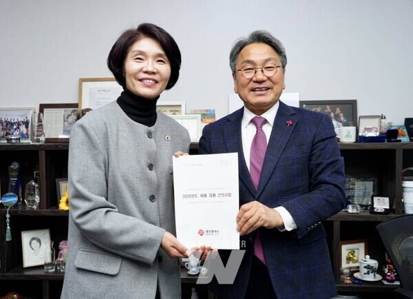 강기정 광주광역시장이 19일 국회를 방문해 한정애 민주당 정책위원회 의장에게 '2026년도 광주시 핵심 국비 사업'의 필요성을 설명하고 내년도 예산에 추가 반영될 수 있도록 요청하고 있다. /광주광역시 제공