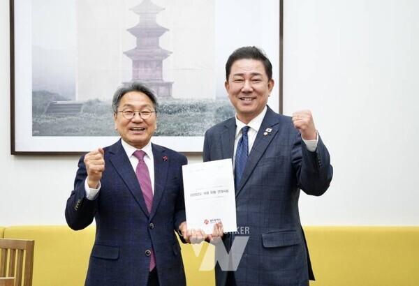 강기정 광주광역시장이 19일 국회를 방문해 김병기 민주당 원내대표에게 '2026년도 광주시 핵심 국비 사업'의 필요성을 설명하고 내년도 예산에 추가 반영될 수 있도록 요청하고 있다. /광주광역시 제공