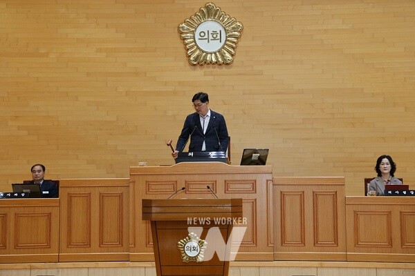 11월 19일, 신안군의회 제332회 제2차 정례회 제1차 본회의가 열리고 있다.