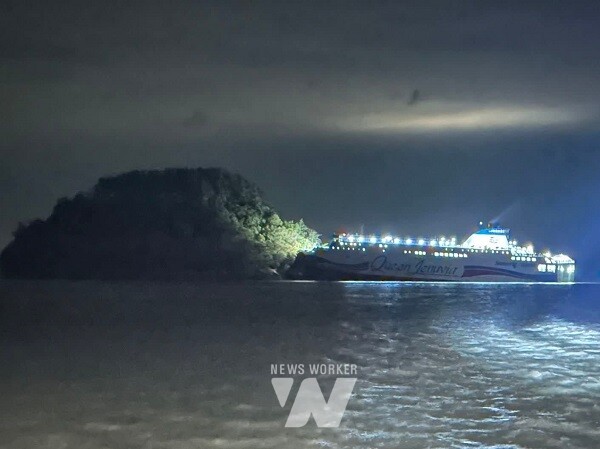신안군 장산면 무인도인 족도 남쪽 해상에서 좌초된 '퀸제누비아2호'(목포해경 제공)