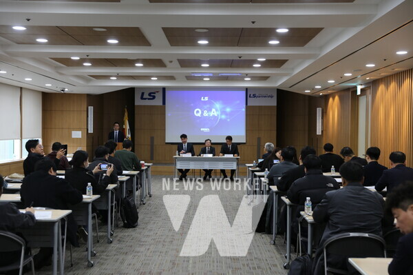 (앞 좌측부터) (주)LS 전략금융부문장 박진호 상무, (주)LS CFO 이태호 상무, 에식스솔루션즈 최창희 CEO