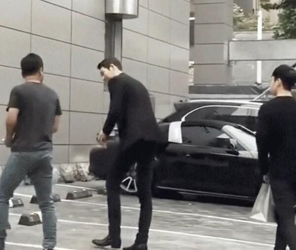 발렛파킹 요원에 연신 감사인사를 하는 배우 김우빈(가운데) [사진=에펨코리아]