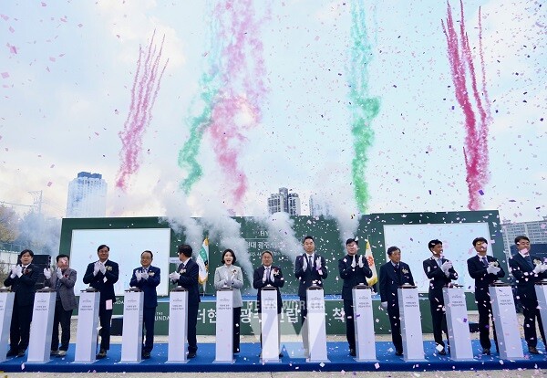 강기정 광주광역시장이 20일 오후 북구 옛 전방·일신방직 부지에서 열린 '더현대 광주 착공식'에 참석해 축하 발파 퍼포먼스를 하고 있다. /광주광역시 제공