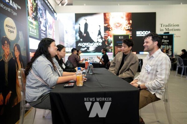 2025 K-콘텐츠 쇼케이스 비즈니스 상담 현장 사진, 오른쪽에서 두 번째 배우 이기홍