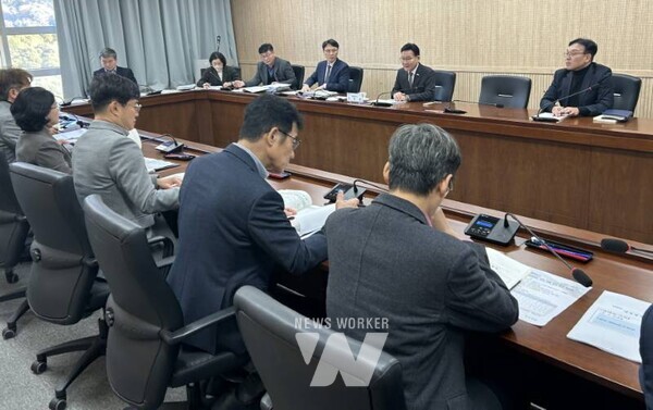 전라남도는 21일 강위원 경제부지사 주재로 ‘2026년 국고 건의사업 국회 심의 추진상황 보고회’를 열어 현재 국회 심의 단계별 진행 현황을 점검하는 한편, 향후 대응 전략을 전면 재정비했다.