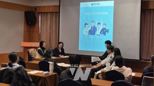 직업계고 면접캠프에 참여한 학생들이 모의면접을 보고 있다.