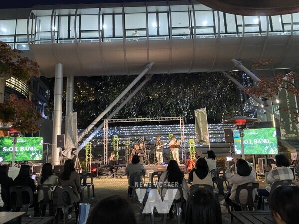 광주시교육청이 19~20일 광주시교육청교육연수원에서 진행한 ‘제3회 광주수업페스티벌’ 중 ‘힐링 락 토크 콘서트’에서 교사들이 공연을 하고 있다. / 광주시교육청 제공