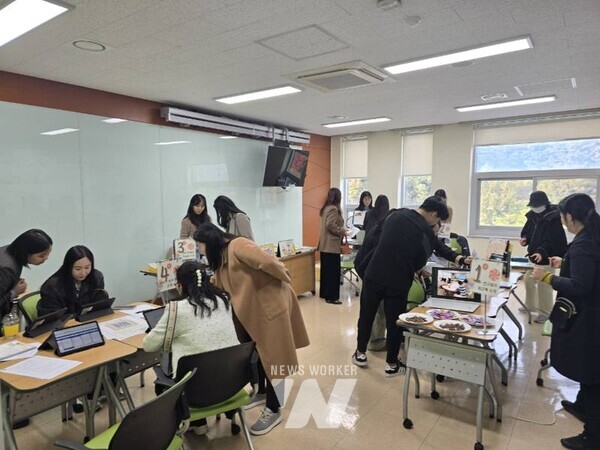 광주시교육청이 19~20일 광주시교육청교육연수원에서 진행한 ‘제3회 광주수업페스티벌’에서 교과연구회 교사들이 수업사례에 대해 설명하고 있다. / 광주시교육청 제공