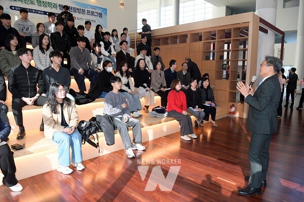 강기정 광주광역시장이 21일 시청 1층 시민홀에서 '행정현장 탐방 및 멘토링 프로그램'에 참여한 전남대학교 행정학과 학생 40명과 만나 '행정현장에서 배우는 공직자의 역할과 현장소통의 중요성'을 주제로 소통하고 있다. /광주광역시 제공