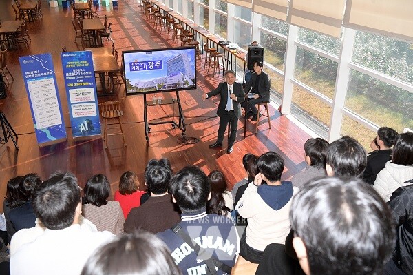 강기정 광주광역시장이 21일 시청 1층 시민홀에서 '행정현장 탐방 및 멘토링 프로그램'에 참여한 전남대학교 행정학과 학생 40명과 만나 '행정현장에서 배우는 공직자의 역할과 현장소통의 중요성'을 주제로 소통하고 있다. /광주광역시 제공