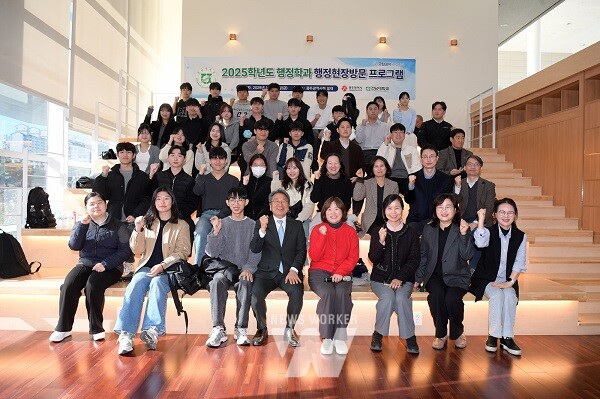 강기정 광주광역시장이 21일 시청 1층 시민홀에서 '행정현장 탐방 및 멘토링 프로그램'에 참여한 전남대학교 행정학과 학생 40명과 만나 '행정현장에서 배우는 공직자의 역할과 현장소통의 중요성'을 주제로 소통한 후 기념촬영을 하고 있다. /광주광역시 제공