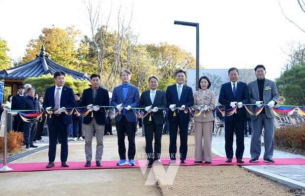 강기정 광주광역시장이 21일 서구 백석산 일원에서 열린 '마륵근린공원 개장식'에 참여해 참석자들과 테이프 절단을 하고 있다. /광주광역시 제공