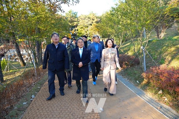 강기정 광주광역시장이 21일 서구 백석산 일원에서 열린 '마륵근린공원 개장식'에 참여해 참석자들과 산책길을 걷고 있다. /광주광역시 제공