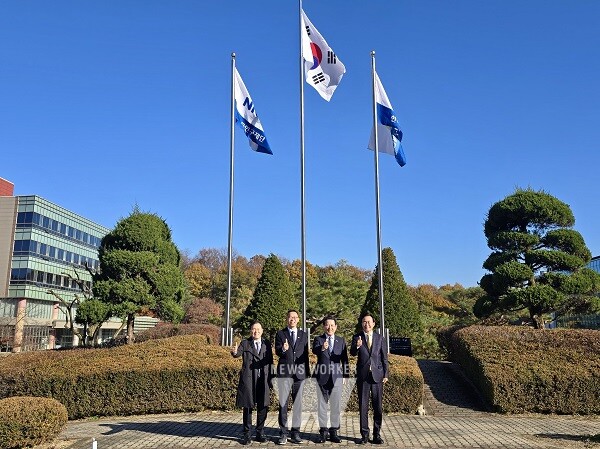 21일 과학기술정보통신부가 실시한 ‘핵융합 핵심기술 개발 및 첨단 인프라 구축 사업’ 최종 발표평가에서 김영록 도지사(오른쪽 두 번째)가 발표를 맡고 윤병태 시장(오른쪽)이 질의응답 답변을 도맡았다.- 왼쪽부터 정현구 전남도 에너지산업국장, 윤진호 전남도 기획조정실장, 김영록 전남도지사, 윤병태 나주시장(사진 제공-나주시)
