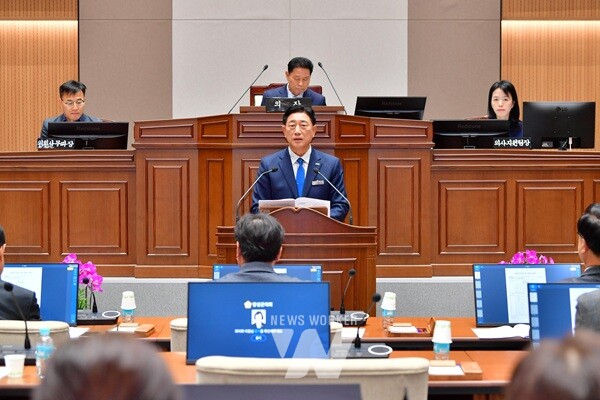 김한종 장성군수가 20일 열린 장성군의회 정례회에서 내년도 예산안에 대해 설명하고 있다. /장성군 제공