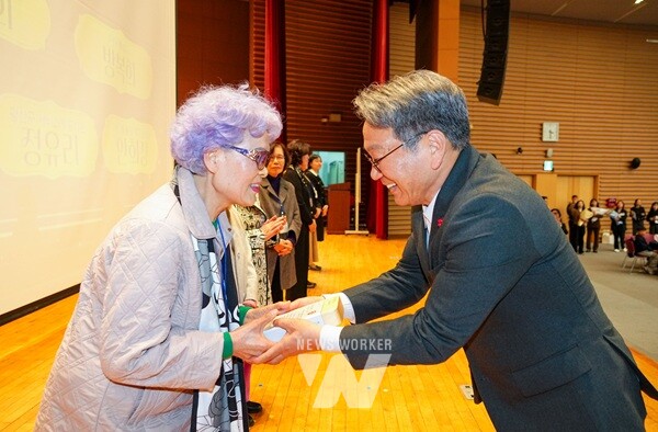 강기정 광주광역시장이 22일 오후 서구 김대중컨벤션센터에서 열린 '2025년 아이돌보미 소통의 날' 행사에 참석해 유공자 표창을 하고 있다./광주광역시 제공