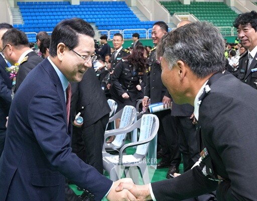 김영록 전라남도지사가 23일 화순 하니움 실내체육관에서 열린 ‘전남자율방범연합회 직무 경진대회’에서 참석자들과 인사를 나누고 있다.