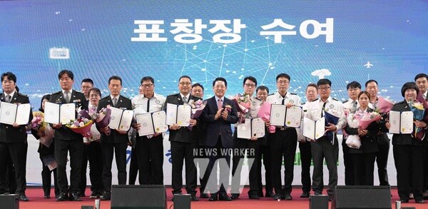 김영록 전라남도지사가 23일 화순 하니움 실내체육관에서 열린 ‘전남자율방범연합회 직무 경진대회’에서 유공자에게 표창장을 수여한 뒤 기념촬영을 하고 있다.