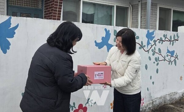 나주시보건소가 정신건강복지센터 회원들 가정을 방문해 ‘마음건강키트’를 전달하고 있다. (사진 제공-나주시)