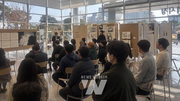 광주광역시(시장 강기정)는 사회적 참사를 함께 기억하고 생명과 안전의 가치를 되새기는 전시회 ‘고통의 곁, 곁의 고통’을 11월24일부터 12월1일까지 시청 열린문화공간에서 진행한다.