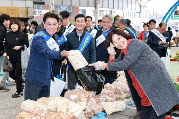 김태균 의장을 비롯한 참석자들은 오전 옥곡시장을 찾아 시장 상인들과 의견을 나누고 식재료 등 생필품을 구매했다.