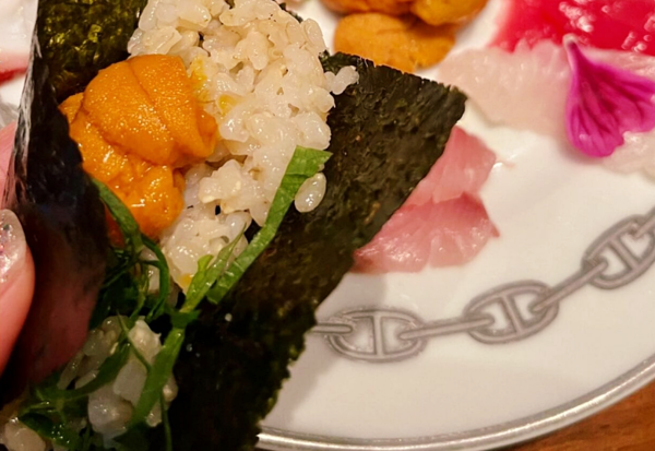 기무라 타쿠야의 아내 쿠도 시즈카가 올해 6월 SNS에 올린 초밥 사진. 하나에 100만원 넘는 에르메스 접시가 더 눈에 띈다. [사진=쿠도 시즈카 인스타그램]