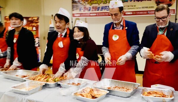 CJ제일제당이 제품 후원에 참여한 미국 ‘버지니아 김치의 날’ 행사에 한인회 관계자와 아이린 신 버지니아 하원의원을 비롯한 주 정치인들이 김치를 담근 후 기념촬영을 하고 있다.