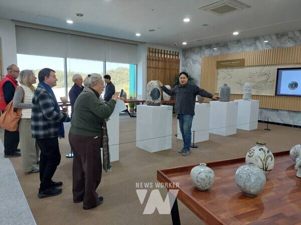지난 24일, 영국과 러시아에서 활동하는 해외 도자기 수집가 5명이 고흥을 방문해 고흥분청사기와 지역 도예작가들의 창작 현장을 직접 체험하며 심도 있는 문화 교류를 진행했다
