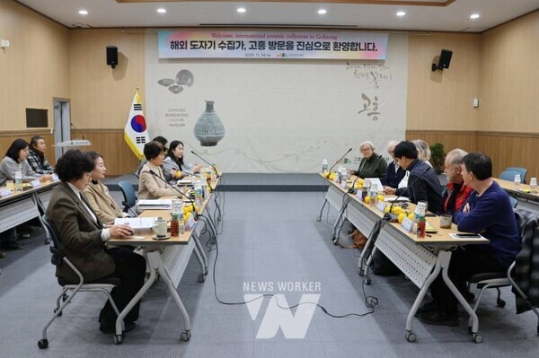 지난 24일, 영국과 러시아에서 활동하는 해외 도자기 수집가 5명이 고흥을 방문해 고흥분청사기와 지역 도예작가들의 창작 현장을 직접 체험하며 심도 있는 문화 교류를 진행했다