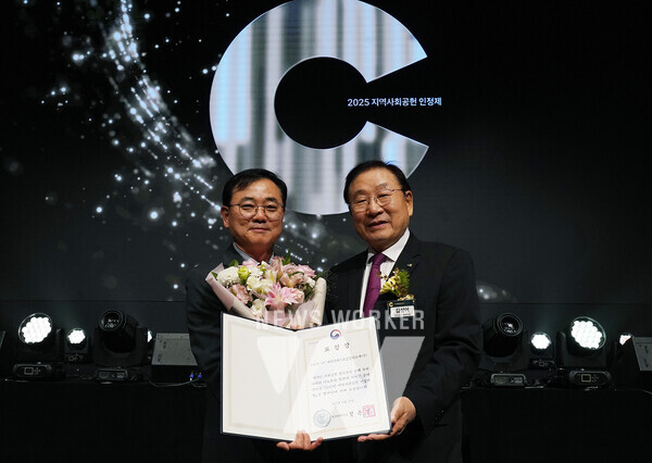 최형식 HS효성 커뮤니케이션실 상무(왼쪽), 김성이 한국사회복지협의회장(오른쪽)