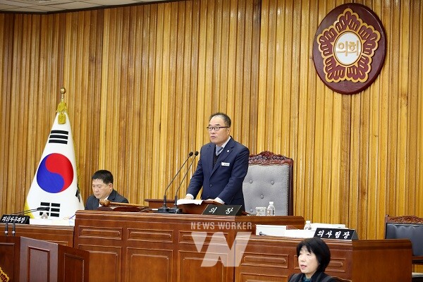 영광군의회(의장 김강헌)는 25일부터 다음달 17일까지 23일간의 일정으로 제291회 제2차 정례회를 개회했다