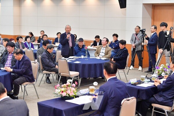 서삼면 나병선 추암2리 이장이 소통간담회에서 질문하고 있다. /장성군 제공