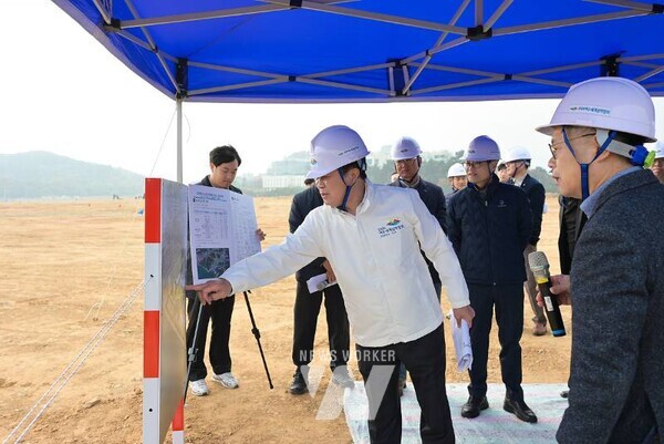 정기명 여수시장이 지난 25일 2026여수세계섬박람회 주행사장인 돌산 진모지구에서 섬박람회 주행사장 조성현황과 육상 교통대책을 꼼꼼히 점검하고 있다.