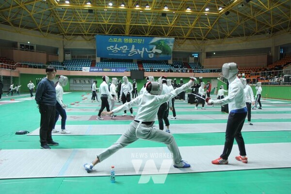 해남군은 해남읍 우슬국민체육센터 일원에서 오는 15일부터 24일까지 10일간 제55회 회장배 전국남녀종별펜싱선수권대회를 개최한다.