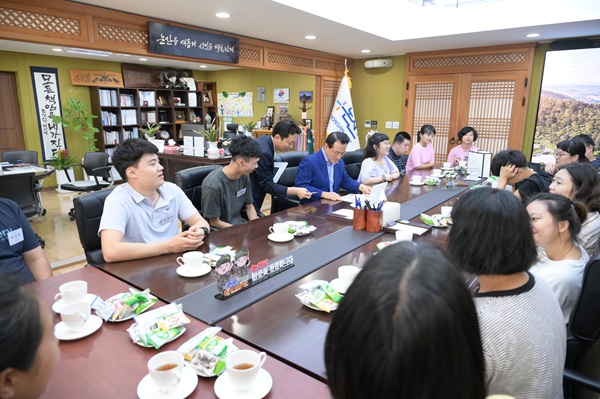 백성현 논산시장이 소중한사람들(장애인)의 직업재활과 자립을 위해 현장에서 노력하고 있는 논산발그래일터 근로자와 종사자들을 시청으로 초청해 격려하고 소통하는 시간을 가졌다. 논산시 제공
