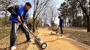[포토뉴스] 광주 남구, "맨발로 걷는 안심 공원... 보이지 않는 위험까지... - 뉴스 썸네일 이미지